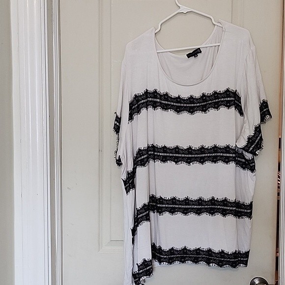 Women's Plus Size Ryan Wythe White and Black Flowy Tunic Top Size 5X - Picture 1 of 2